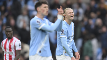 Manchester City arrasó con Brentford y se mantuvo en la lucha por la Premier League