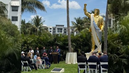 Inauguran una estatua dorada de Trump de 4,5 metros en su club de golf