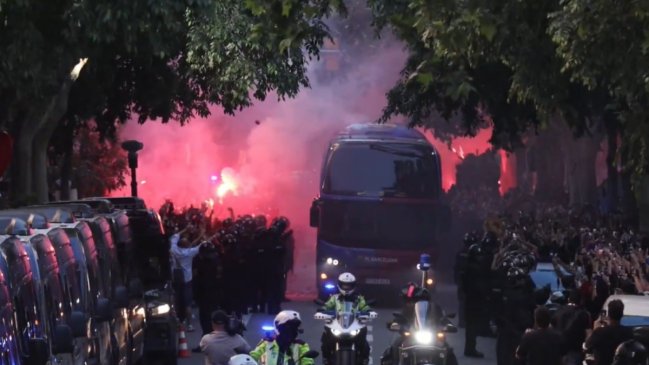 Violenta llegada: Hinchas de FC Barcelona atacaron a pedradas los buses de Real Madrid y el de su propio equipo
