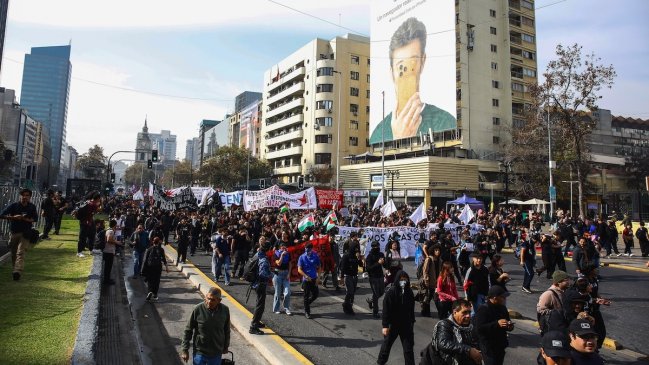 Alameda: Confech y escolares protestaron por recortes del Gobierno en educación
