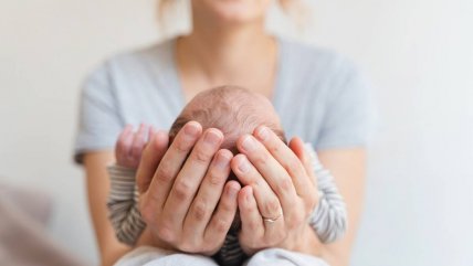   Fundación impulsa voluntariado para entregar abrazos y compañía a bebés bajo cuidado estatal 