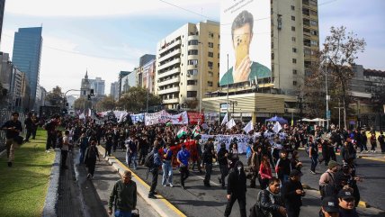 Alameda: Confech y escolares protestan por recortes del Gobierno en educación