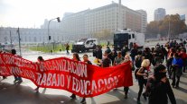 Estudiantes se manifestaron en la Alameda por cortes en educación del gobierno de Kast