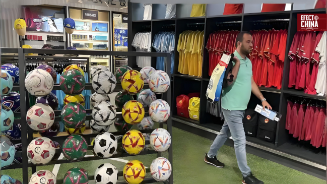 China activa la economía del Mundial 2026 con el primer envío de camisetas y artículos deportivos