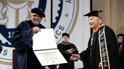  Hombre de 88 años se graduó 6 décadas después de haber terminado sus estudios 