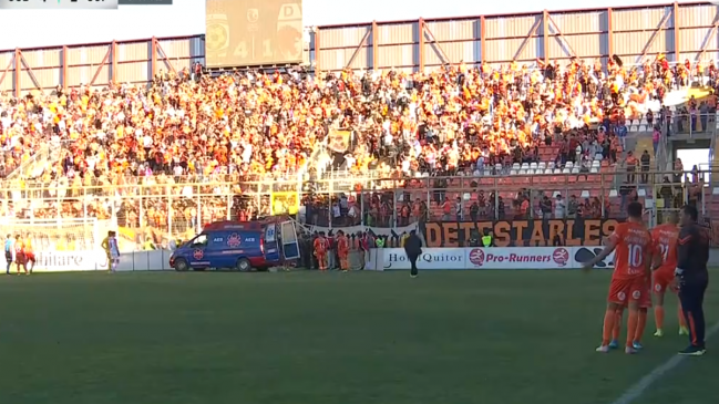 Preocupación en Calama: Hincha de Cobreloa cayó de la reja tras celebrar un gol y salió en ambulancia