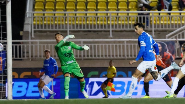 [VIDEO] La UC golpeó de entrada a Limache: Asistencia de Montes y gol de Zampedri