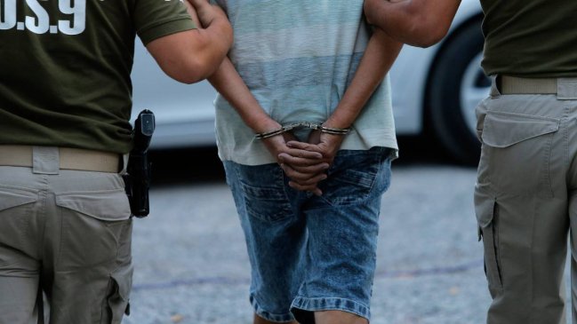 Profesor de básica fue detenido en plena clase por caso de camioneta robada y drogas
