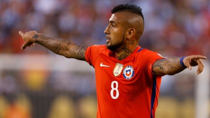   Arturo Vidal sorprendió a streamer argentino ofreciéndola histórica camiseta de la Roja 