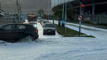 Iquique: Red de alcantarillado colapsó y dejó una calle llena de espuma fétida