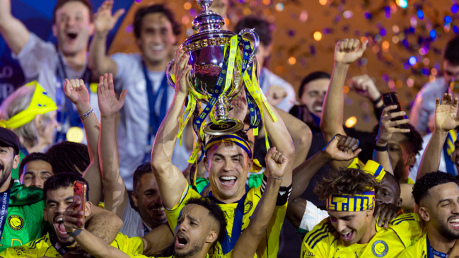[VIDEOS] El doblete y los festejos de Cristiano con la copa de campeón de la liga saudí