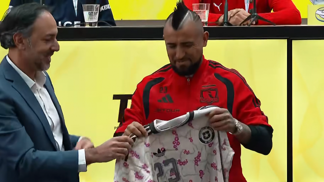 Vidal recibió una camiseta de La Roja: 