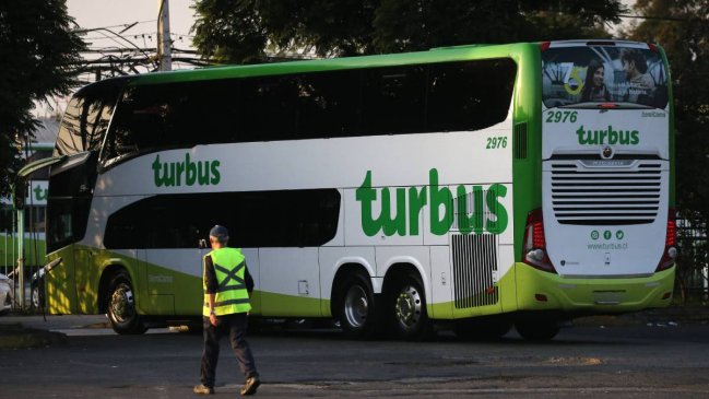 Volcamiento de bus dejó dos muertos y una veintena de lesionados en Teno