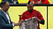 Vidal recibió una camiseta de La Roja: 