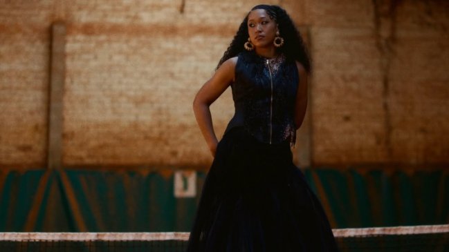[VIDEO] Naomi Osaka sorprendió con traje de gala en su debut en Roland Garros