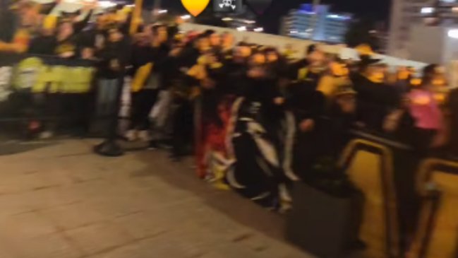   [VIDEO] Hinchas de Coquimbo Unido entregaron su aliento al equipo en Montevideo 