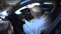 León XIV se sentó al volante del primer Ferrari 100% eléctrico