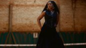 [VIDEO] Naomi Osaka sorprendió con traje de gala en su debut en Roland Garros