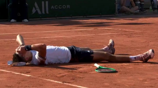 [VIDEO] Susto en Roland Garros: Mensik se desplomó tras extenuante triunfo sobre Navone