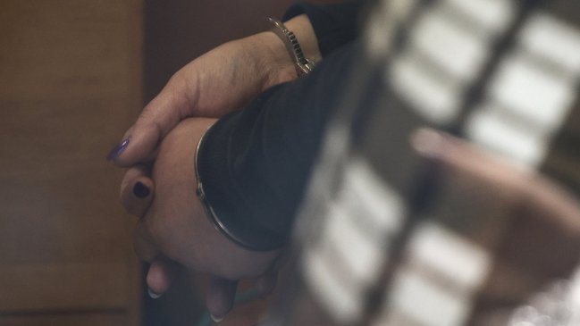 Madre e hija fueron detenidas por causar desmanes en un colegio de Arica