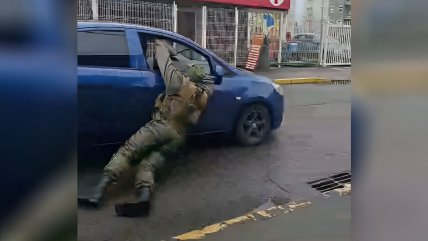   Carabinero se colgó a un auto por un kilómetro para evitar fuga de sospechoso 