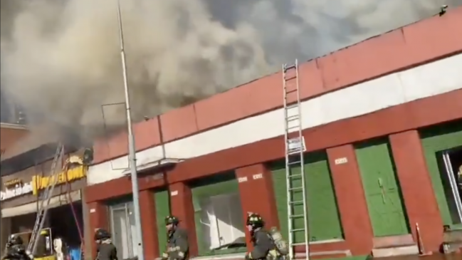 Estación Central: Incendio afecta a local comercial y prova densa columna de humo