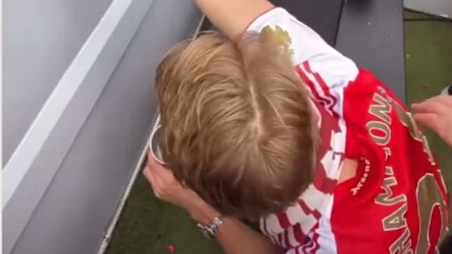 [VIDEO] ¡Blooper! Odegaard le dio un pelotazo a un policía durante los festejos de Arsenal en Londres