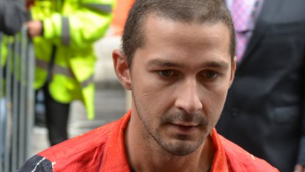   Shia LaBeouf se declara culpable de agredir a dos hombres en un bar 