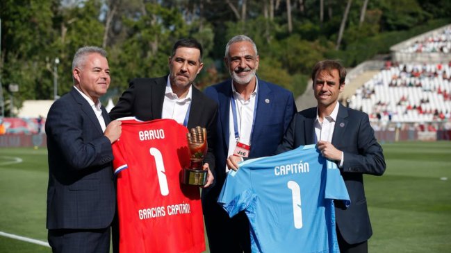 Claudio Bravo fue homenajeado por su trayectoria antes del partido de La Roja y Portugal