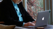 Ofrecen 750 becas sobre inteligencia artificial para adultos mayores