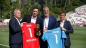 Claudio Bravo fue homenajeado por su trayectoria antes del partido de La Roja y Portugal