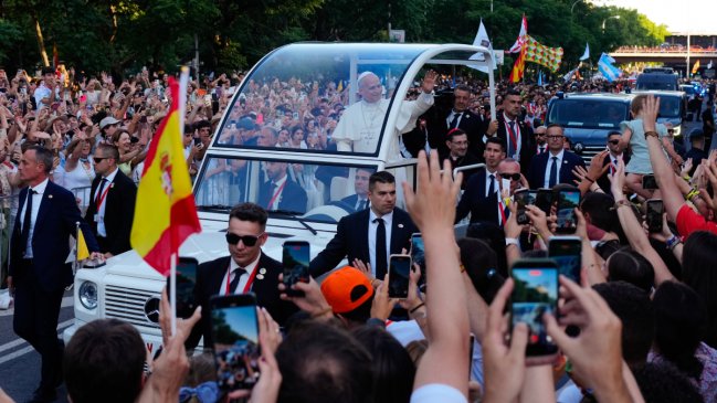 La polarización, los más vulnerables y los jóvenes, ejes del primer día de papa en España