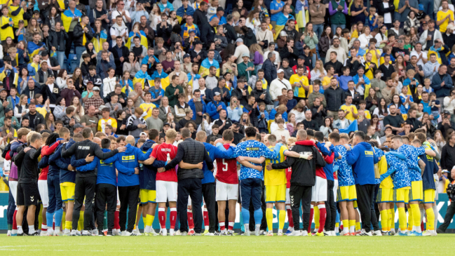 [VIDEO] El emotivo gesto de los jugadores de Dinamarca y Ucrania tras el desplome de Eriksen