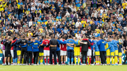 [VIDEO] El emotivo gesto de los jugadores de Dinamarca y Ucrania tras el desplome de Eriksen