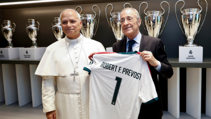   Florentino Pérez recibió al papa León XIV y le regaló una camiseta de Real Madrid 
