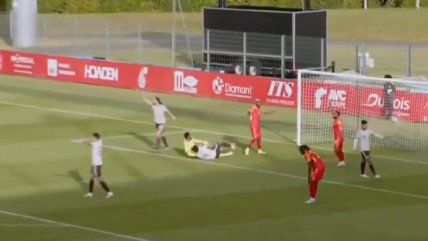   [VIDEO] Bakambu intentó marcar ante Chile y golpeó el balón con la mano 