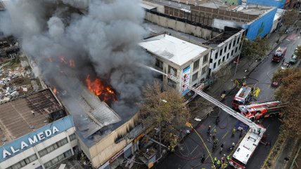 Incendio destruye al menos a tres locales comerciales en la Alameda