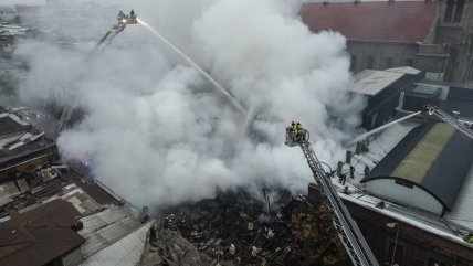   Violento incendio afectó a casona patrimonial en el centro de Santiago 