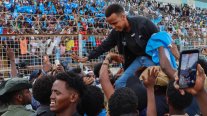 Como un rockstar: Así fue el recibimiento a árbitro somalí deportado de EE.UU.