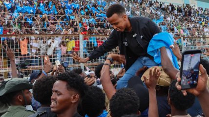   Como un rockstar: Así fue el recibimiento a árbitro somalí deportado de EE.UU. 