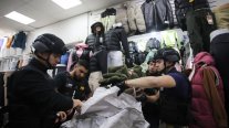 PDI allanó galería en el Barrio Meiggs e incautó ropa falsificada