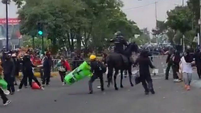 Manifestantes causaron incidentes en la afueras del Estadio Azteca durante el duelo inaugural