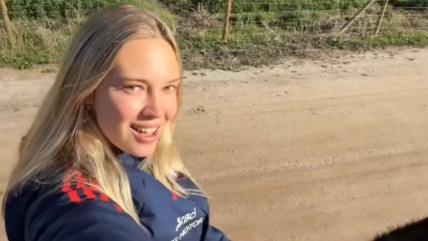   Alexandra Litvinova, pareja de Alexis, se divierte montando a caballo y cosechando limones en Chile 