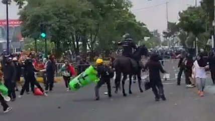   Manifestantes causaron incidentes en la afueras del Estadio Azteca durante el duelo inaugural 