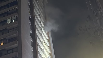 Incendio en edificio residencial del centro de Santiago movilizó masivo operativo de Bomberos
