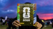 [CONTRACRÓNICA] Un Chile ausente vive el Mundial entre el álbum y camisetas prestadas