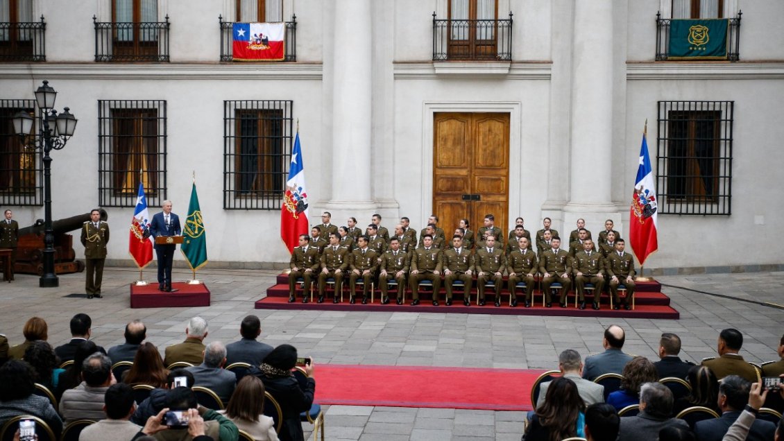   Presidente condecoró a carabineros de la Guardia de Palacio 