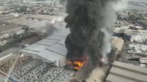 Incendio de grandes proporciones afecta depósito de neumáticos en Cerrillos