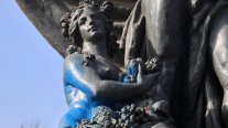 Desbordes se indigna con Monumentos Nacionales tras nueva vandalización de la Fuente Alemana