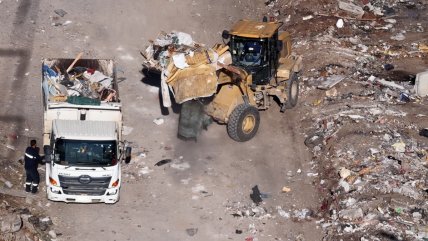 Maipú se querella por reiterados depósitos ilegales de basura en la vía pública